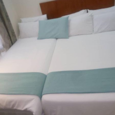 Eros Guest Inn Francistown Exteriör bild