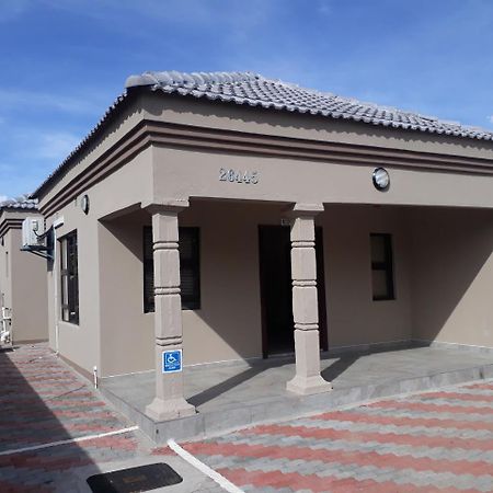 Eros Guest Inn Francistown Exteriör bild