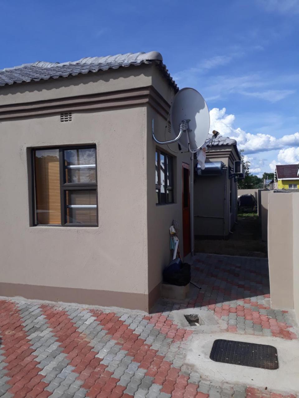Eros Guest Inn Francistown Exteriör bild